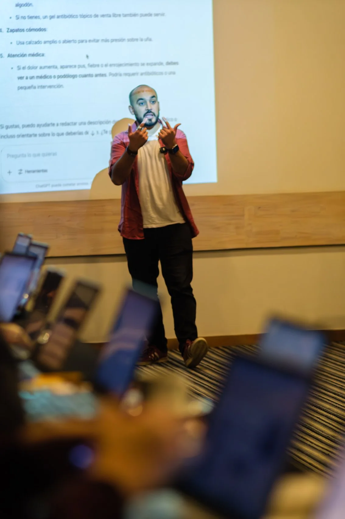 Rodrigo Rojo mostrando una demo de IA frente a un grupo