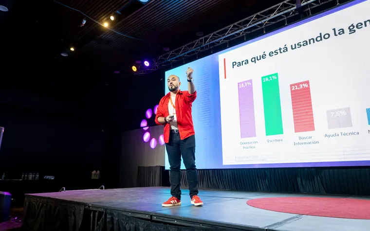 Rodrigo Rojo en el escenario del Evento DO de Red RRHH, con datos de uso de IA en pantalla