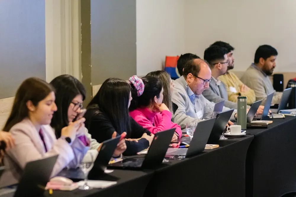 Equipo trabajando en sus notebooks durante una jornada práctica de IA