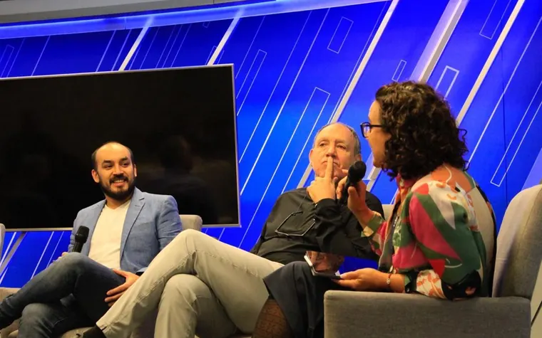 Rodrigo Rojo conversando sobre IA en un panel con ejecutivos