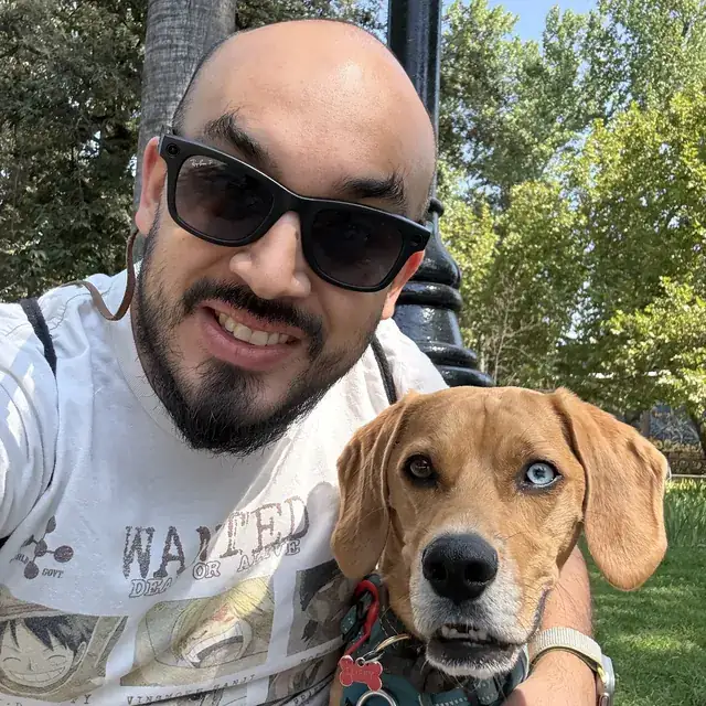 Selfie de Rodrigo con Luffy en un parque