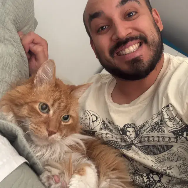 Selfie de Rodrigo con Miel Mufasa, su gato